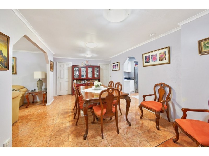 32 Hamlet Crescent, Rosemeadow NSW 2560