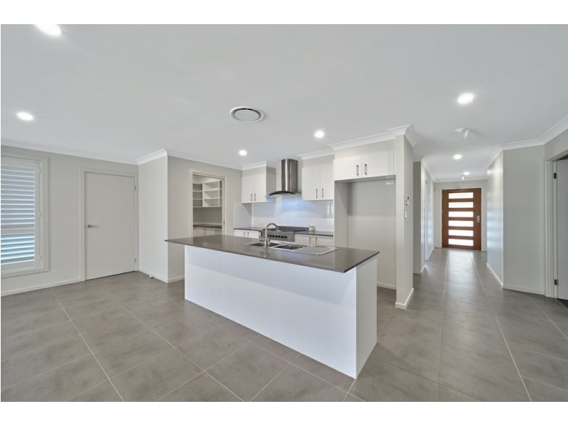 6 Waterworth Pl, St Helens Park NSW 2560