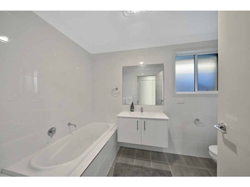 6 Waterworth Pl, St Helens Park NSW 2560