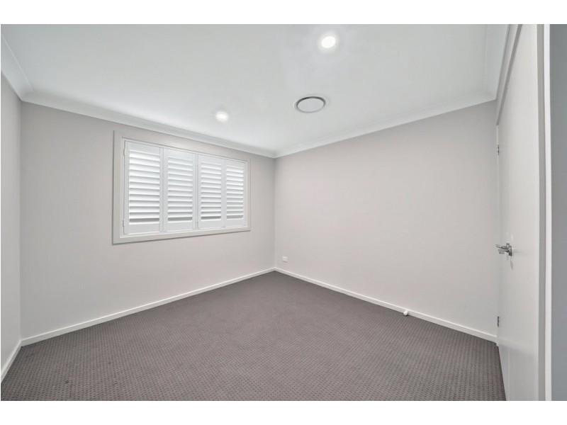 6 Waterworth Pl, St Helens Park NSW 2560