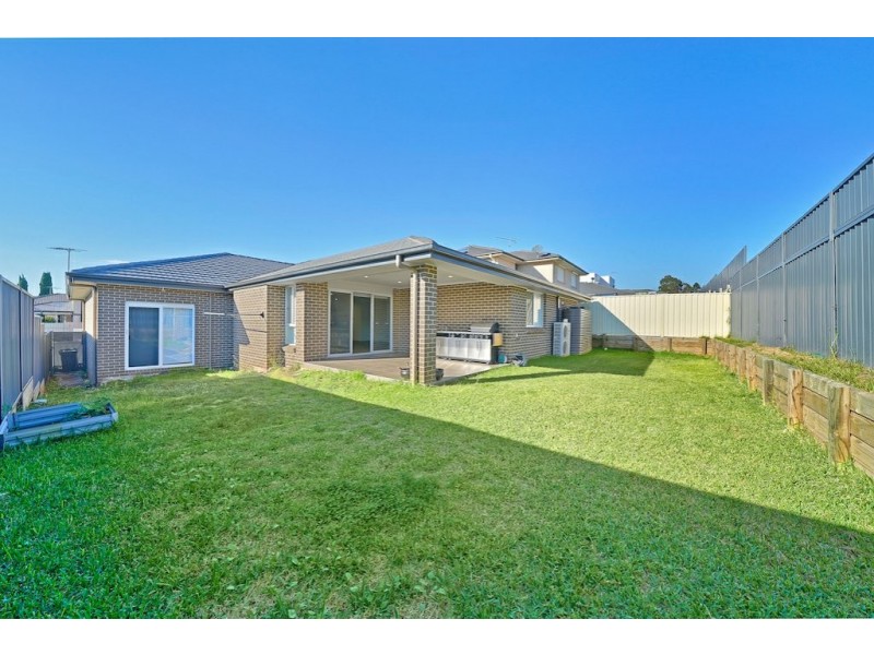 6 Waterworth Pl, St Helens Park NSW 2560