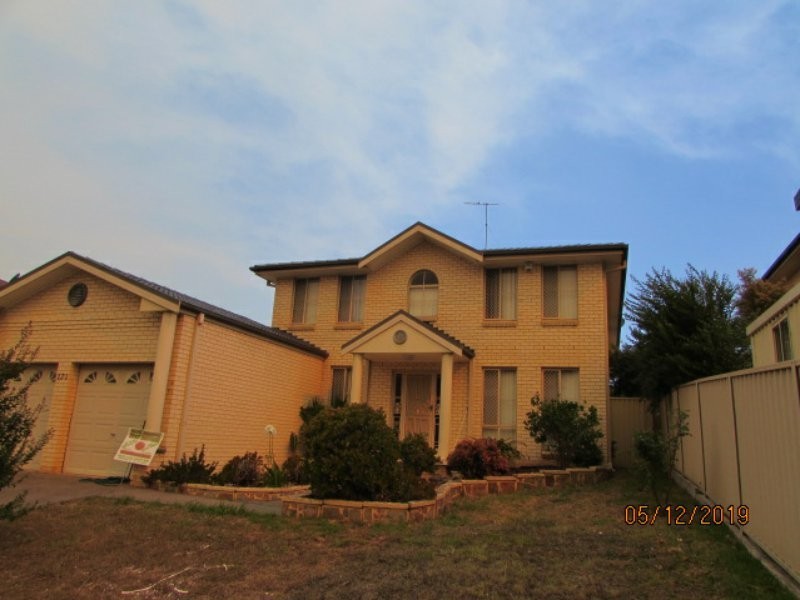 121 St Helens Park Drive, St Helens Park NSW 2560