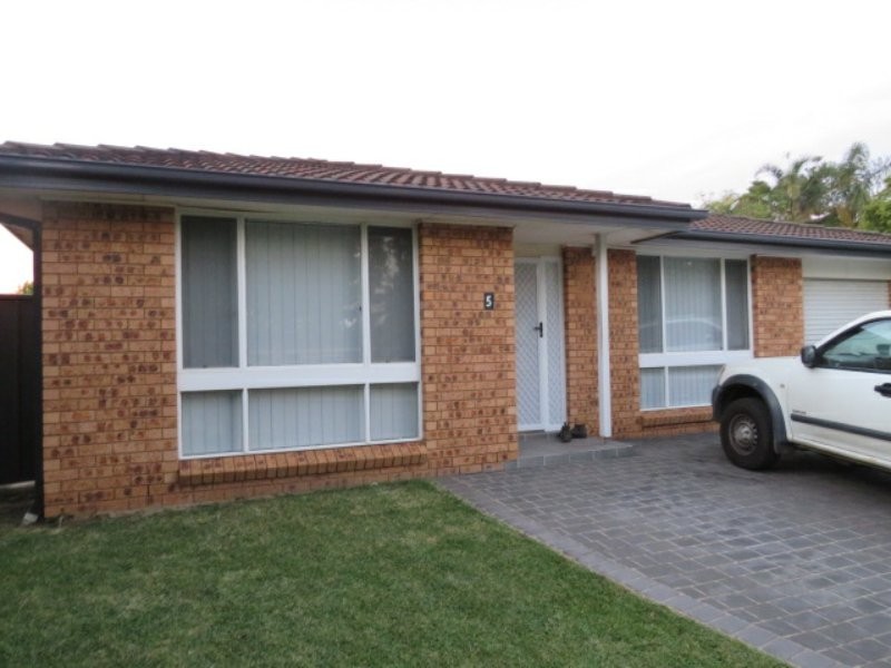 5 Sampson Place, Rosemeadow NSW 2560