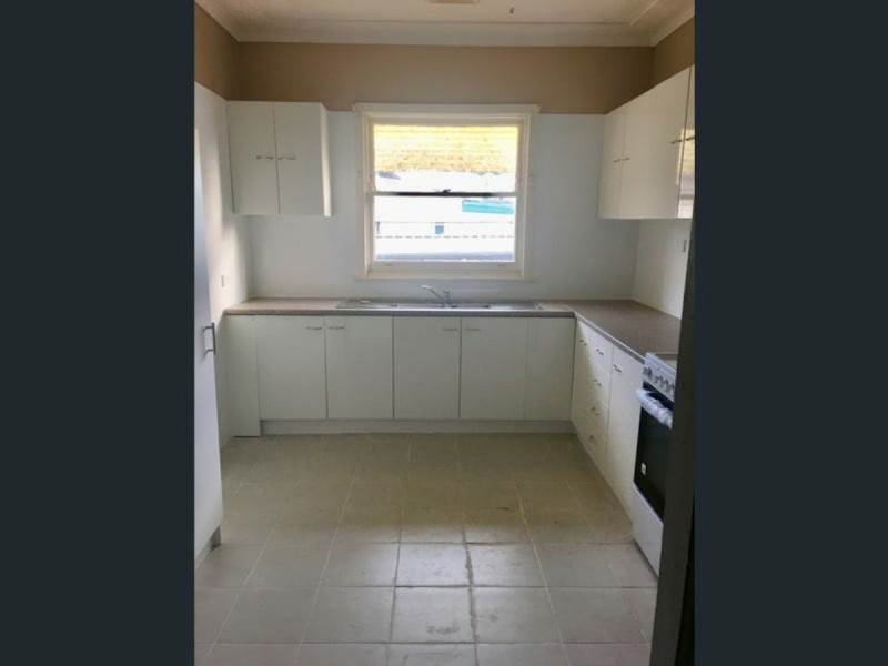 8 Alam Place, Campbelltown NSW 2560