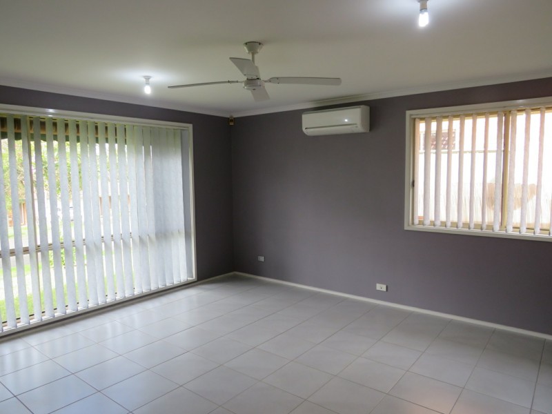 8 Bardolph Avenue, Rosemeadow NSW 2560