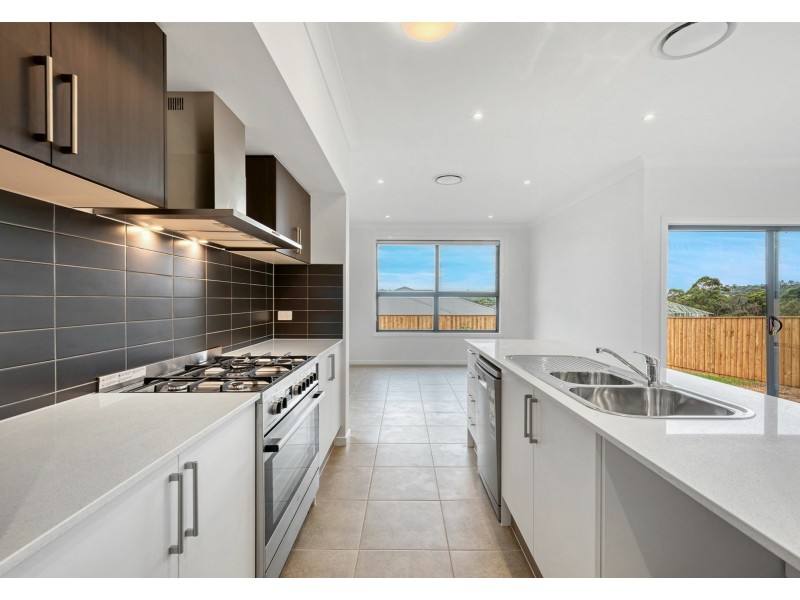 7 Binshaw Crescent, Menangle Park NSW 2563
