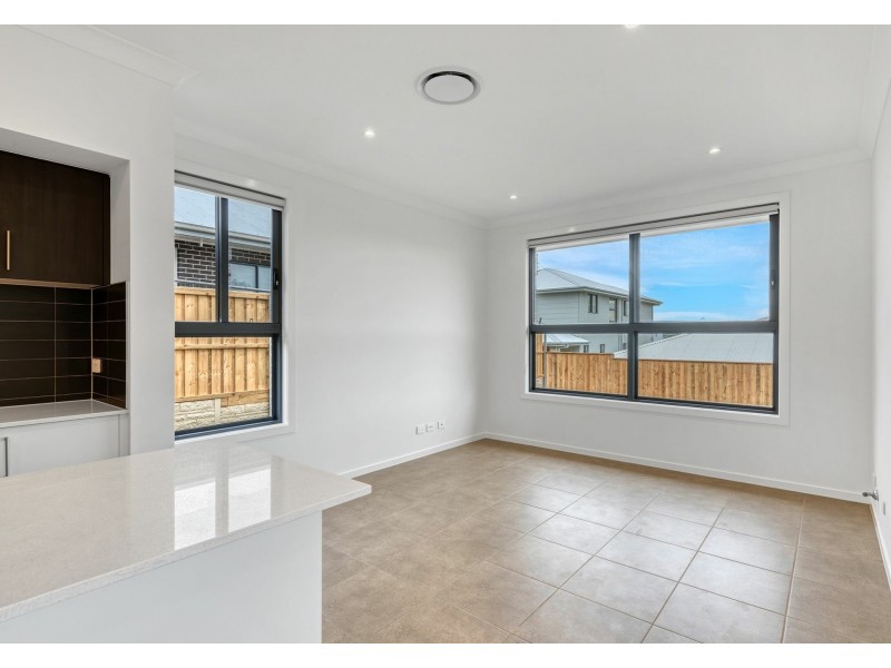 7 Binshaw Crescent, Menangle Park NSW 2563