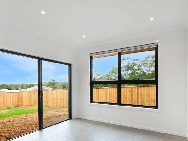 7 Binshaw Crescent, Menangle Park NSW 2563