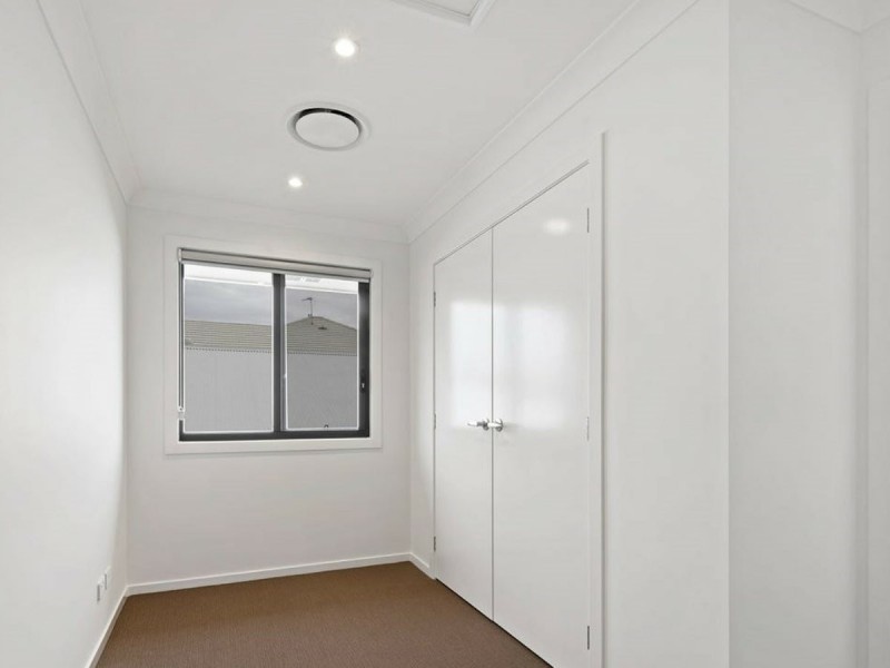 7 Binshaw Crescent, Menangle Park NSW 2563