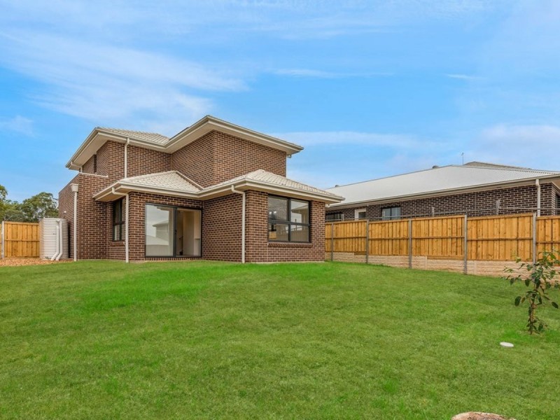 7 Binshaw Crescent, Menangle Park NSW 2563