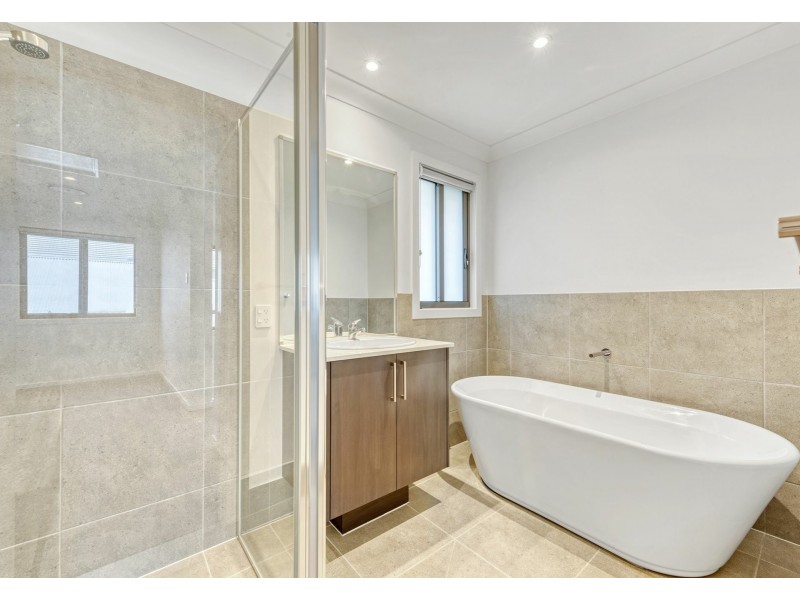 7 Binshaw Crescent, Menangle Park NSW 2563