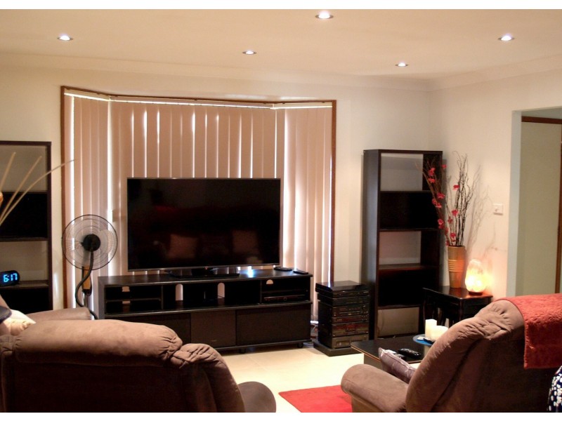 10 Barnard Place, St Helens Park NSW 2560