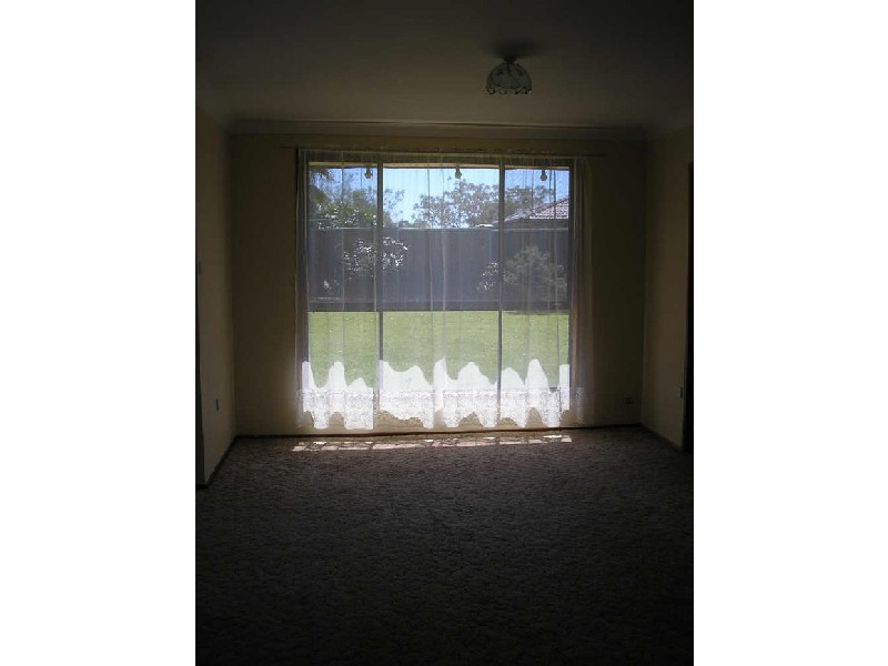 4 Fortinbras Close, Rosemeadow NSW 2560