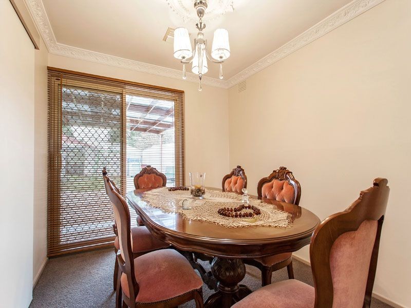 17 MANOOKA COURT, Keysborough VIC 3173