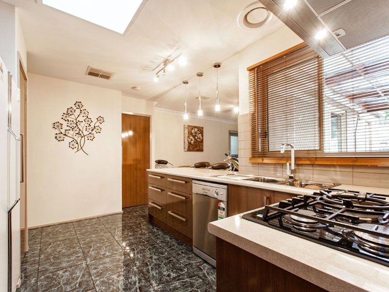 17 MANOOKA COURT, Keysborough VIC 3173