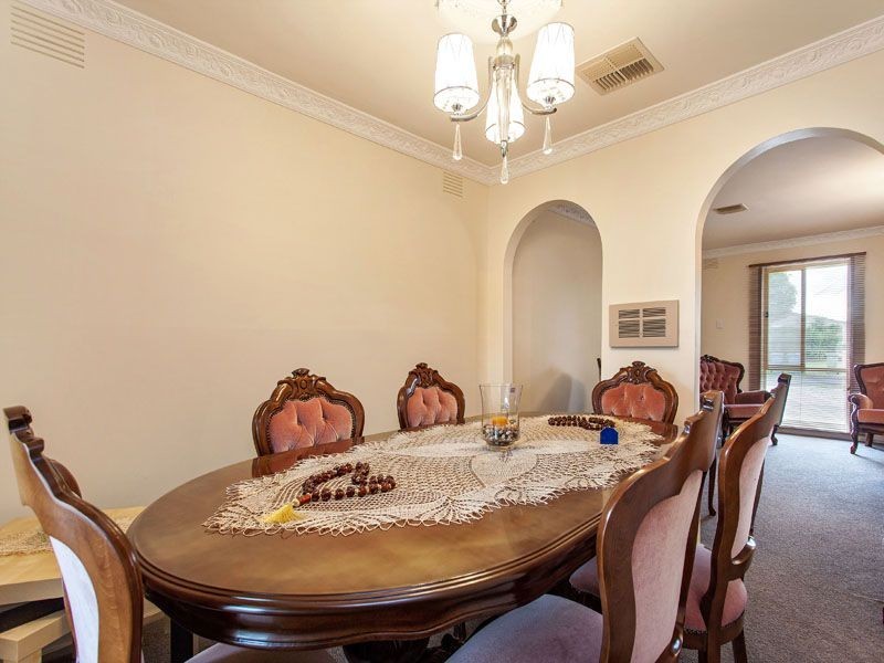 17 MANOOKA COURT, Keysborough VIC 3173