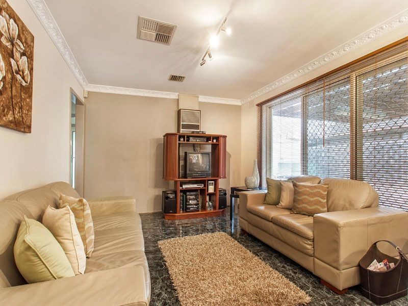 17 MANOOKA COURT, Keysborough VIC 3173