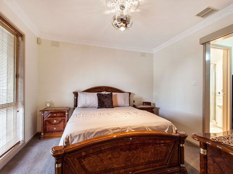 17 MANOOKA COURT, Keysborough VIC 3173