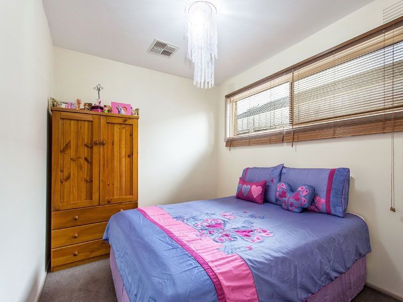 17 MANOOKA COURT, Keysborough VIC 3173