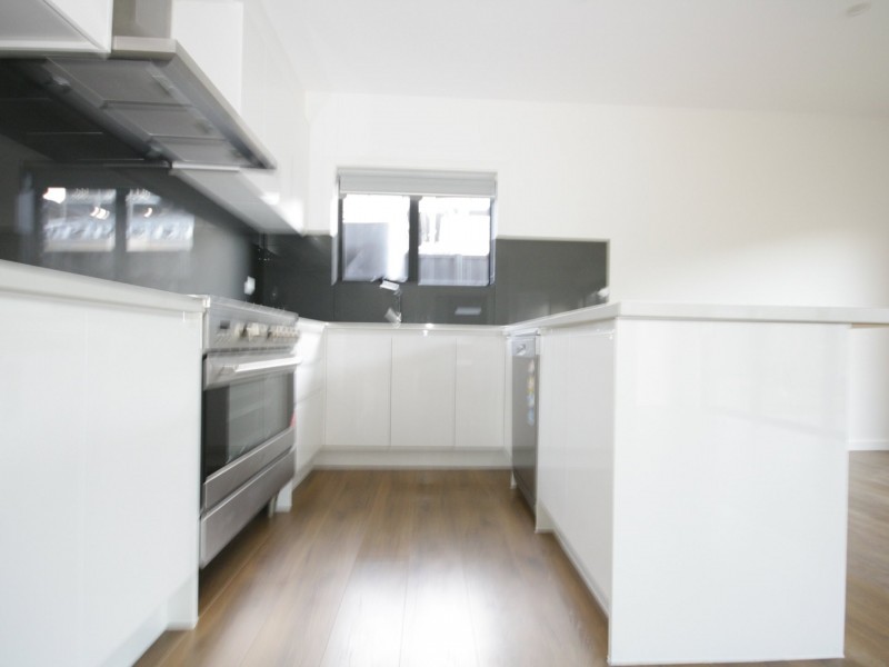 2/11 Oakes Avenue, Clayton South VIC 3169