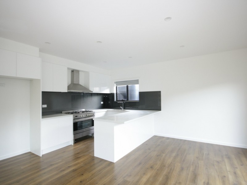 2/11 Oakes Avenue, Clayton South VIC 3169