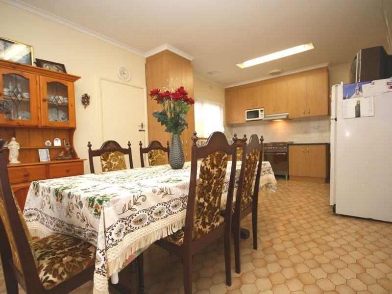 10 LOCKINGTON CRESCENT, Dandenong North VIC 3175