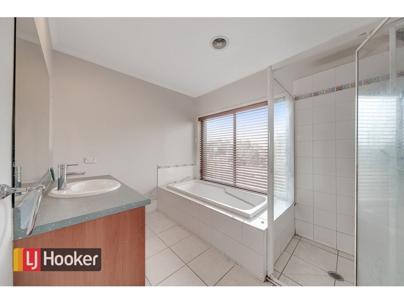 2 ASHBROOK WAY, Cranbourne West VIC 3977
