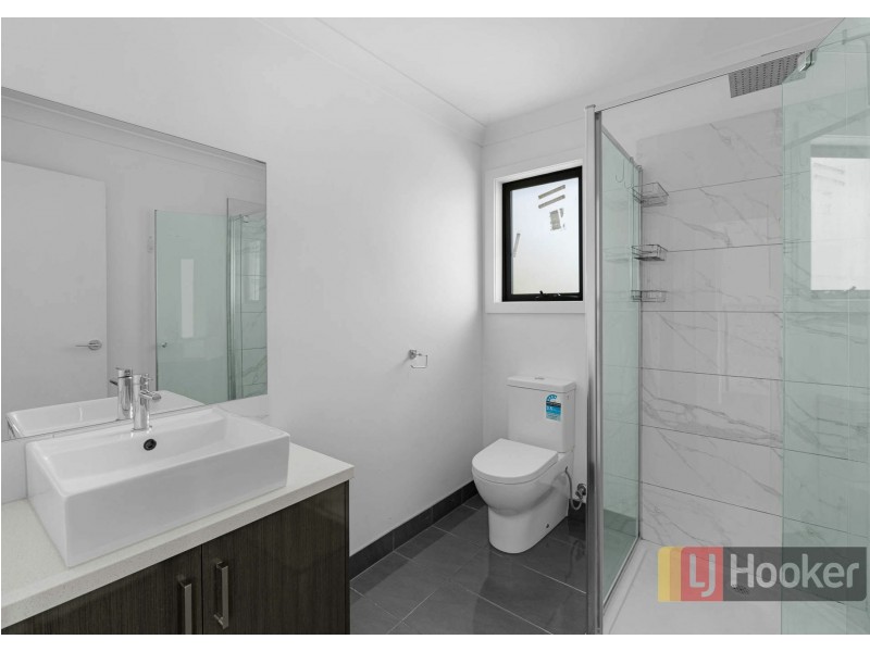 2/22 Dearing Ave, Cranbourne VIC 3977