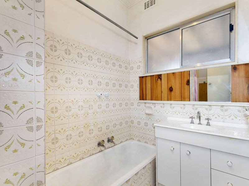 2 LOLLER ST, Springvale VIC 3171