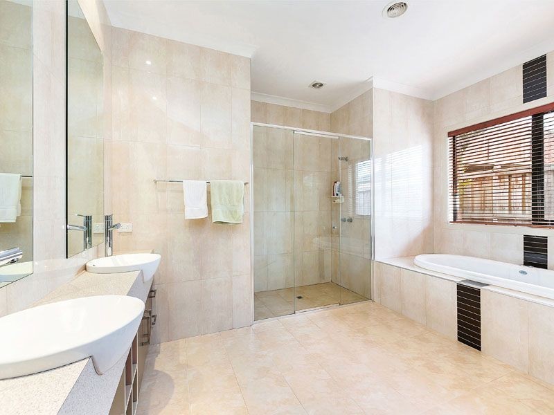 4 PARADE AVENUE, Keysborough VIC 3173