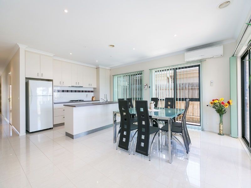 11/13 GOLDEN GROVE, Springvale South VIC 3172