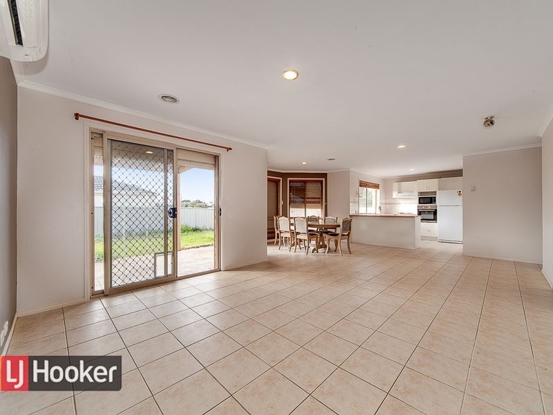 2 ASHBROOK WAY, Cranbourne West VIC 3977