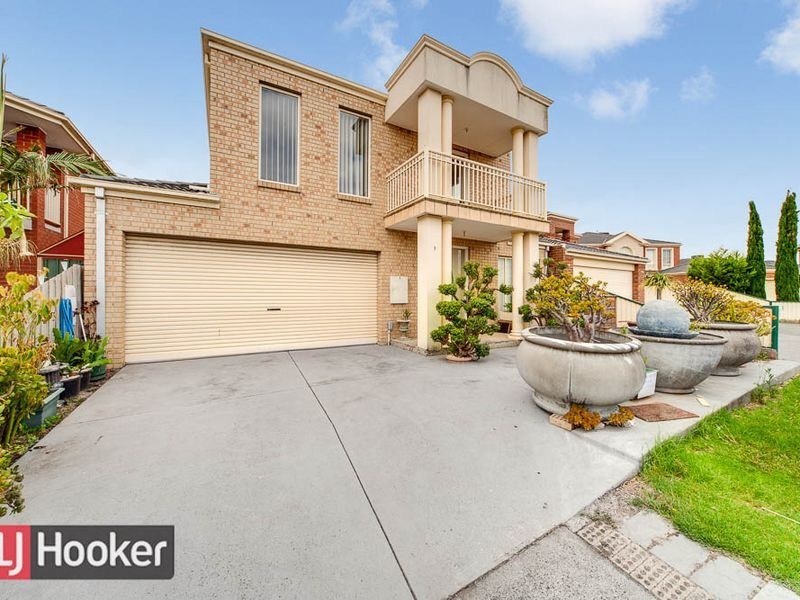 8 MINNIE CRT, Springvale South VIC 3172