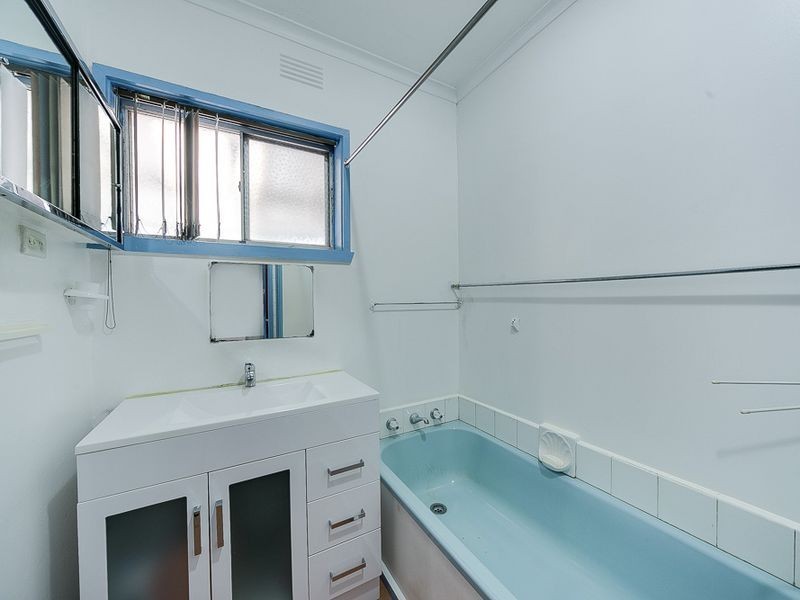 24 MIDDLEBOROUGH RD, Burwood East VIC 3151