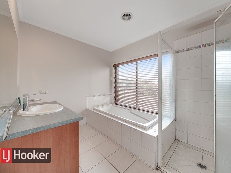 2 Ashbrook Way, Cranbourne West VIC 3977