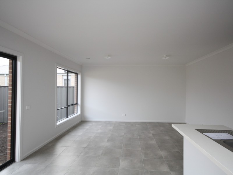 16 Nokota Lane, Clyde North VIC 3978