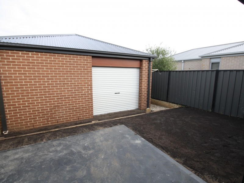 16 Nokota Lane, Clyde North VIC 3978