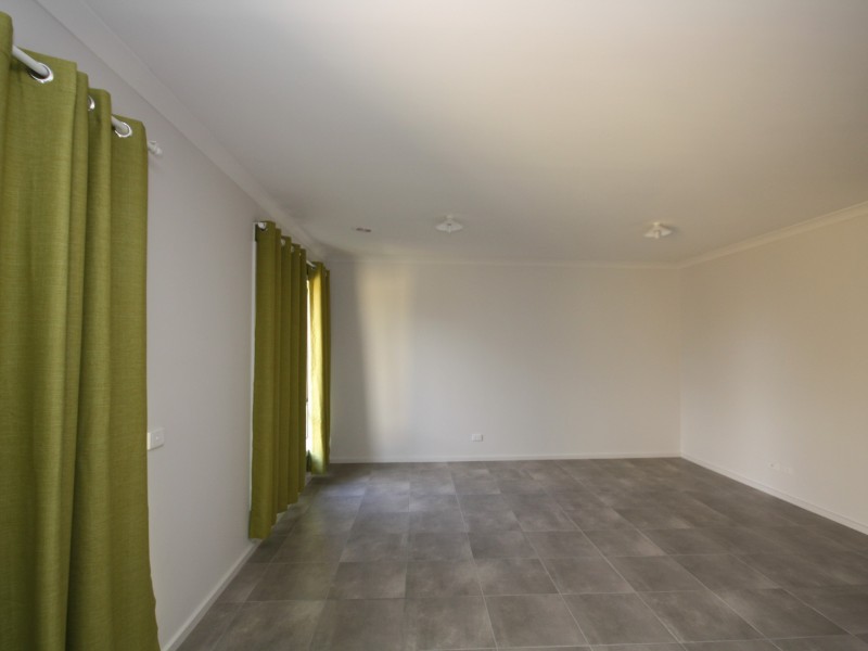 16 Nokota Lane, Clyde North VIC 3978