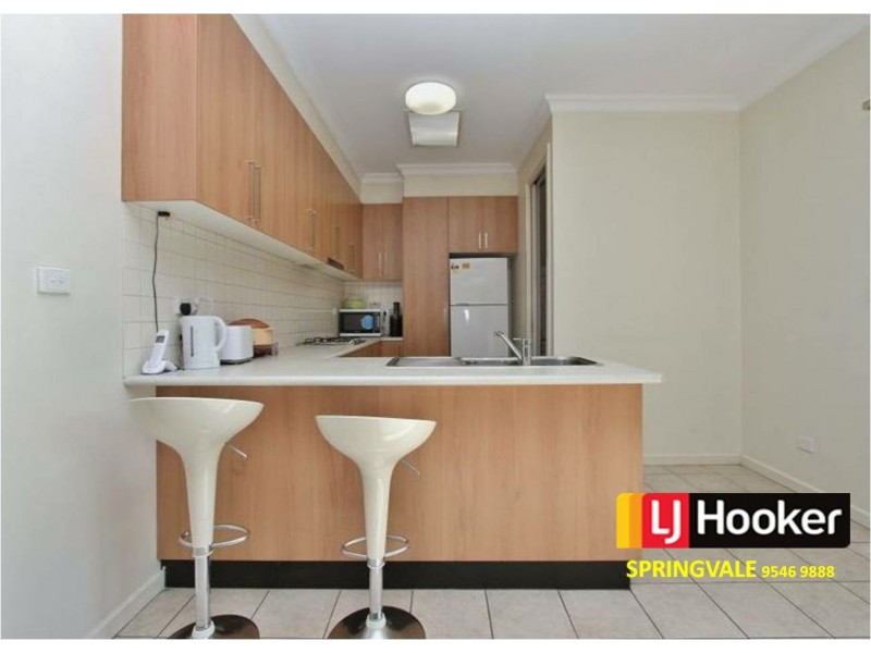 2/11 WHITWORTH AVENUE, Springvale VIC 3171