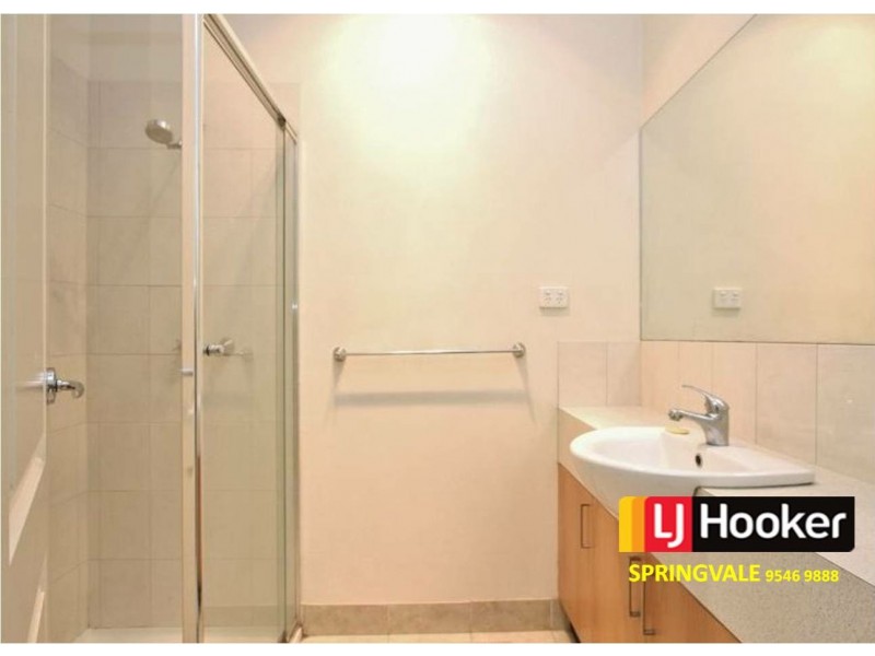 2/11 WHITWORTH AVENUE, Springvale VIC 3171