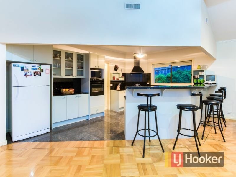 15 SKIPTON SQUARE, Endeavour Hills VIC 3802