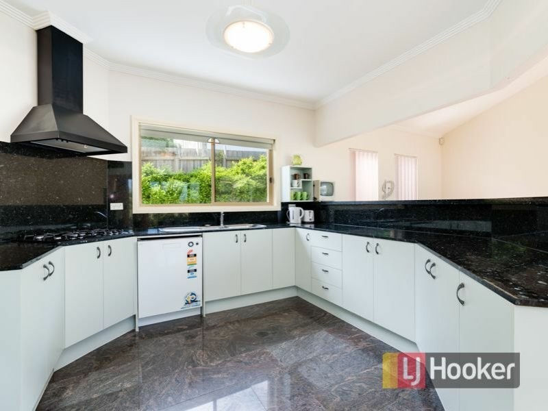 15 SKIPTON SQUARE, Endeavour Hills VIC 3802