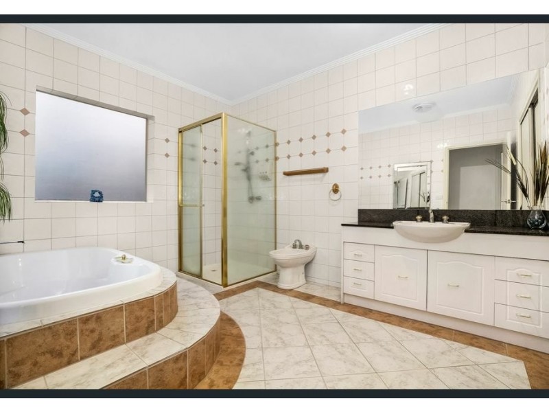 15 SKIPTON SQUARE, Endeavour Hills VIC 3802