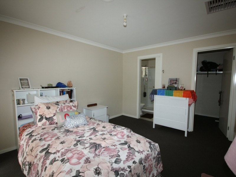 16 HANRAHAN WYND, Lynbrook VIC 3975