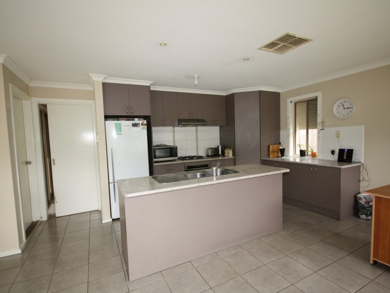 16 HANRAHAN WYND, Lynbrook VIC 3975