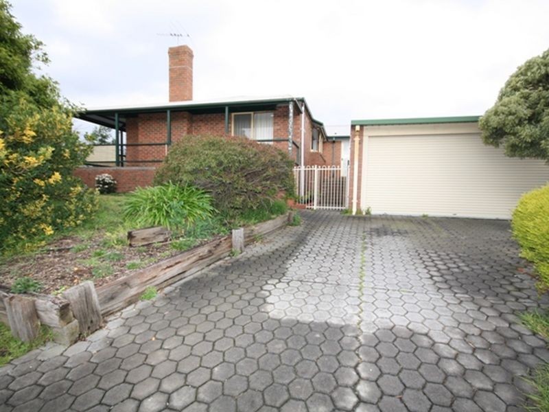 16 Showjump Crescent, Endeavour Hills VIC 3802