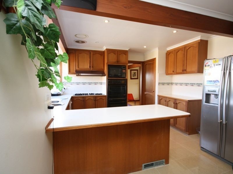 16 Showjump Crescent, Endeavour Hills VIC 3802