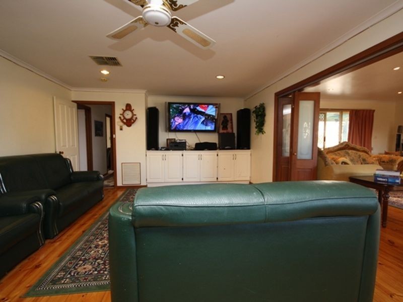 16 Showjump Crescent, Endeavour Hills VIC 3802