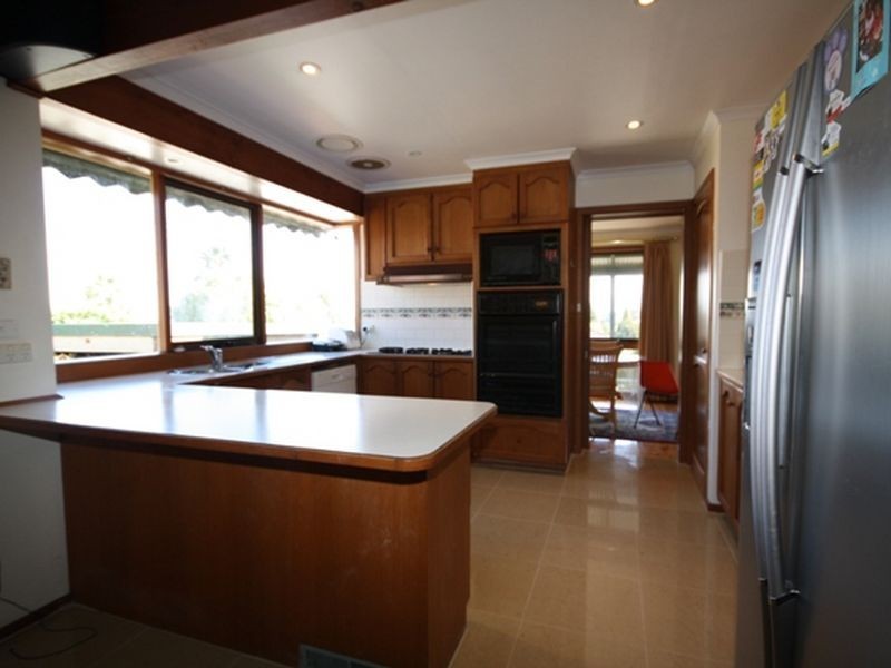16 Showjump Crescent, Endeavour Hills VIC 3802