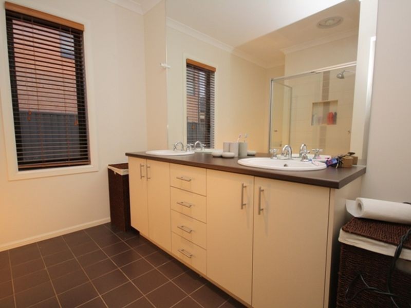 6 Greenside Crescent, Keysborough VIC 3173